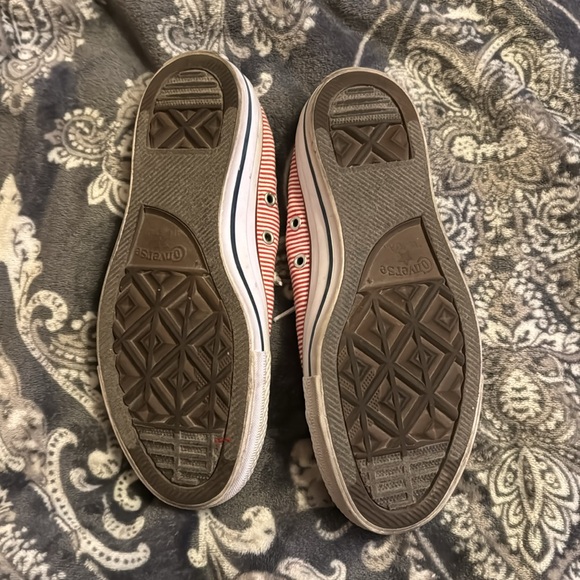 Converse Women’s Size 7 Red/White Stripe - Picture 2 of 7